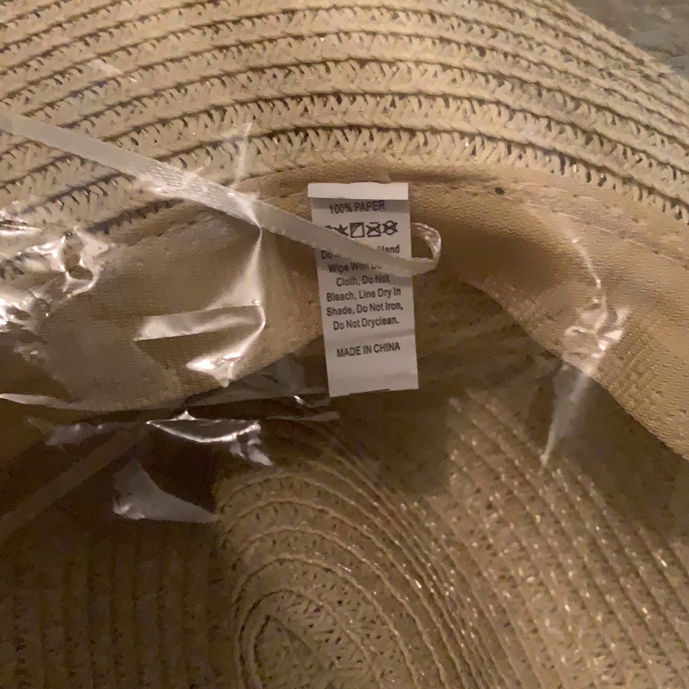 Gorgeous wide brimmed beach/ spring hat - Picture 8 of 11